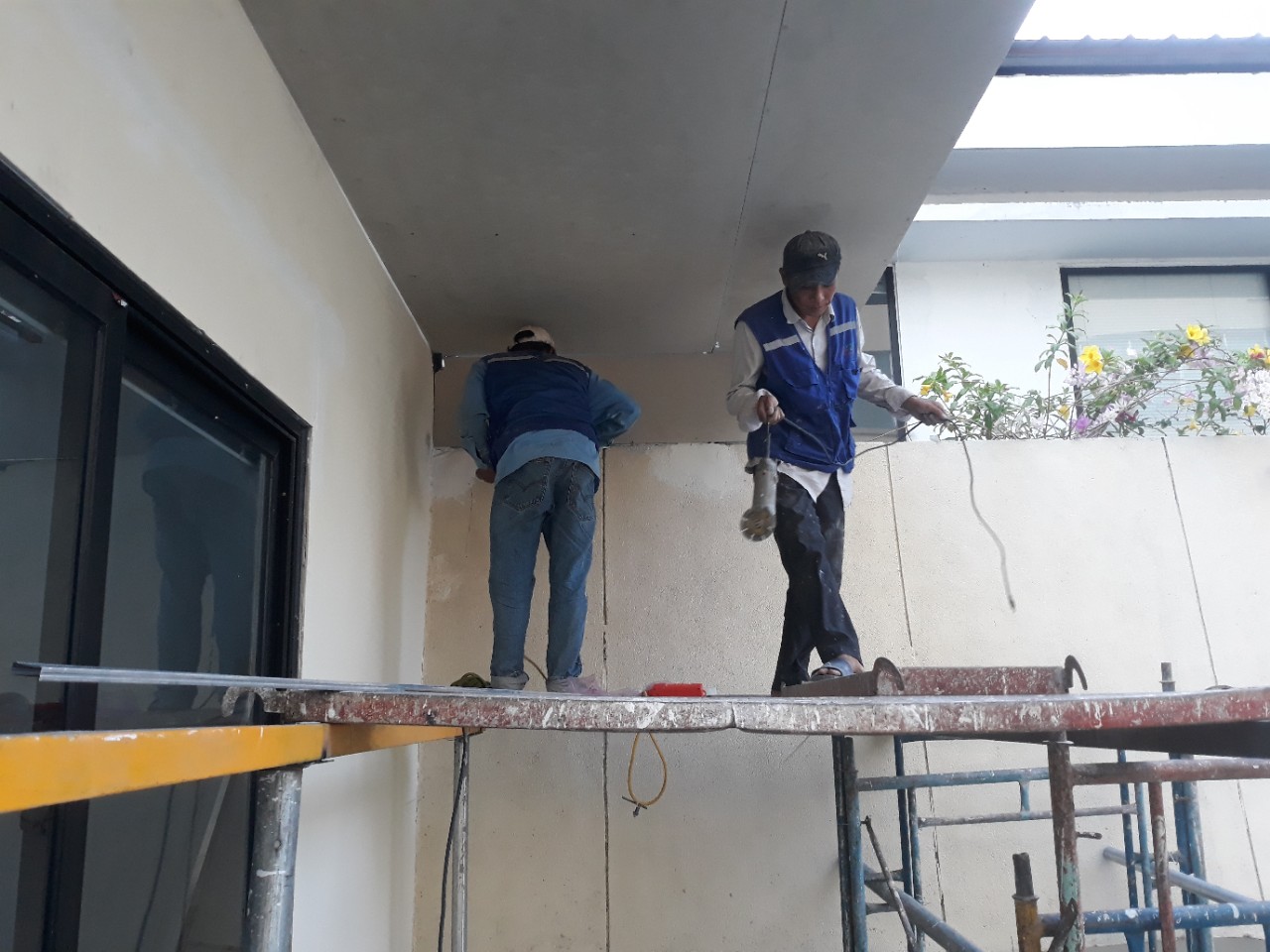 Nguyên nhân gây thấm tường nhà mới xây