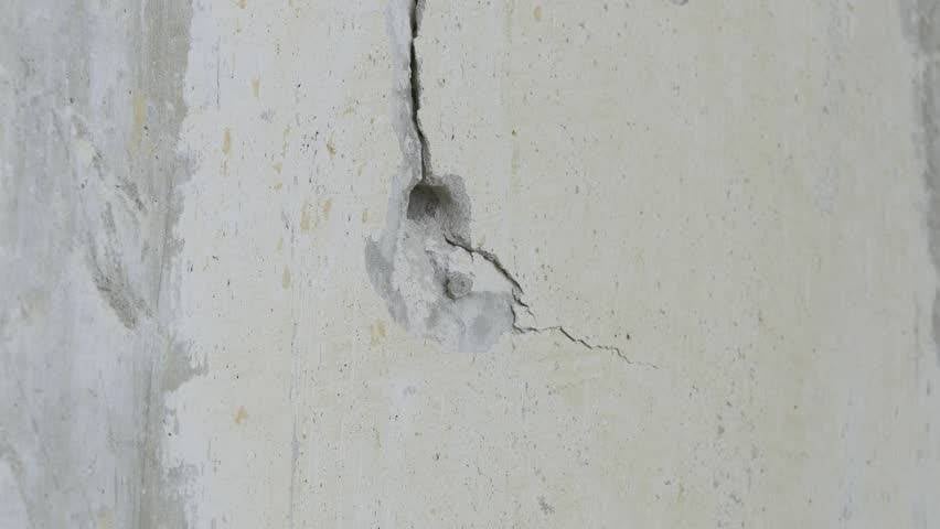 Sơn nhà mới bị bong tróc
