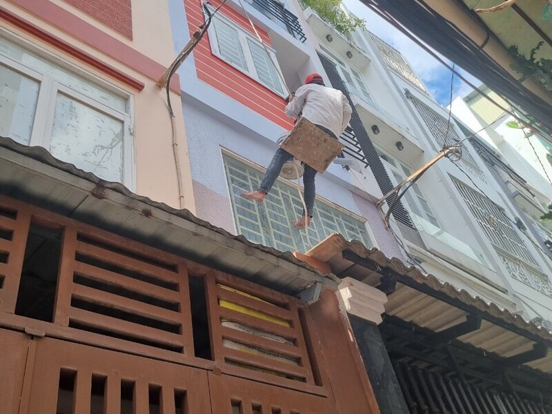Nên sơn trong nhà hay ngoài trời trước