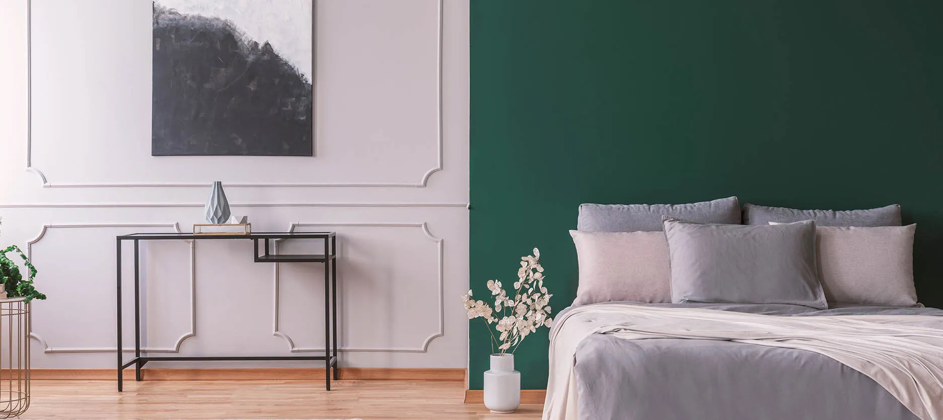Sự kết hợp hai màu xanh lá cây và xám tro cho tường phòng ngủ