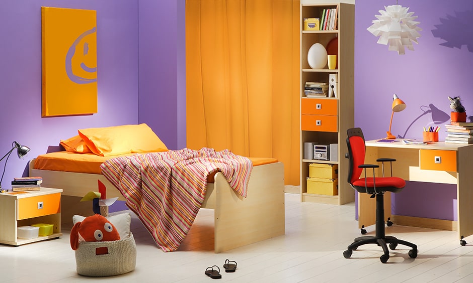 Sự kết hợp sơn hai màu cam cho tường phòng ngủ.