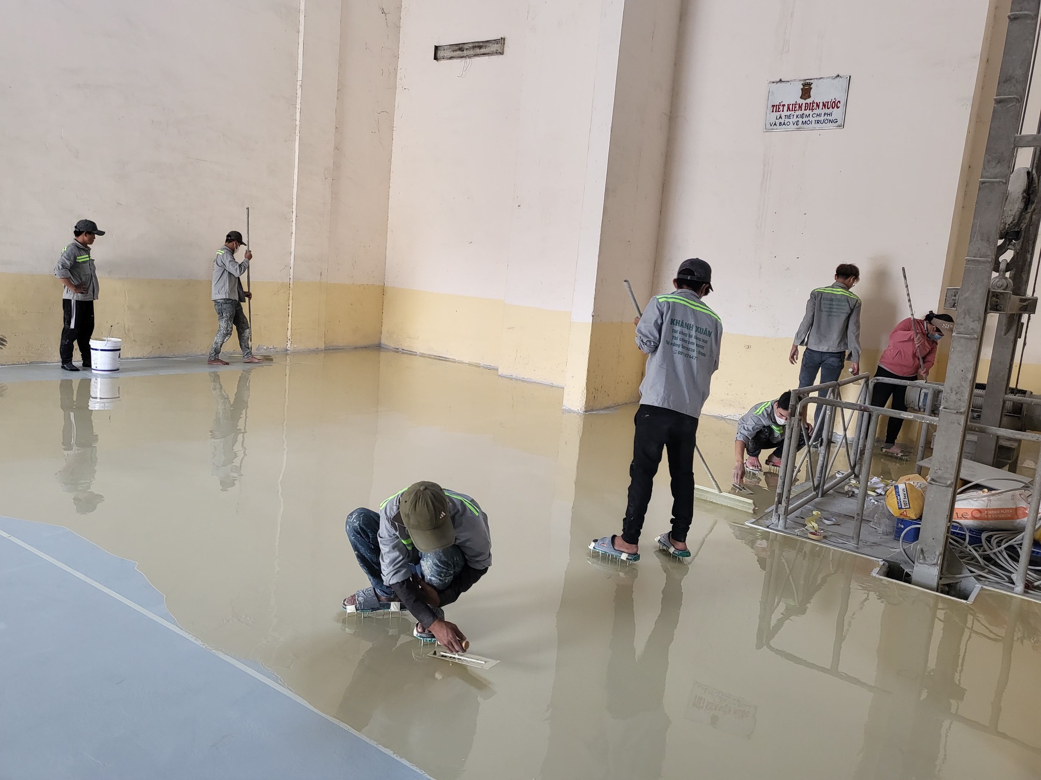 Cách phủ sơn Epoxy cho sàn nhà xe của bạn
