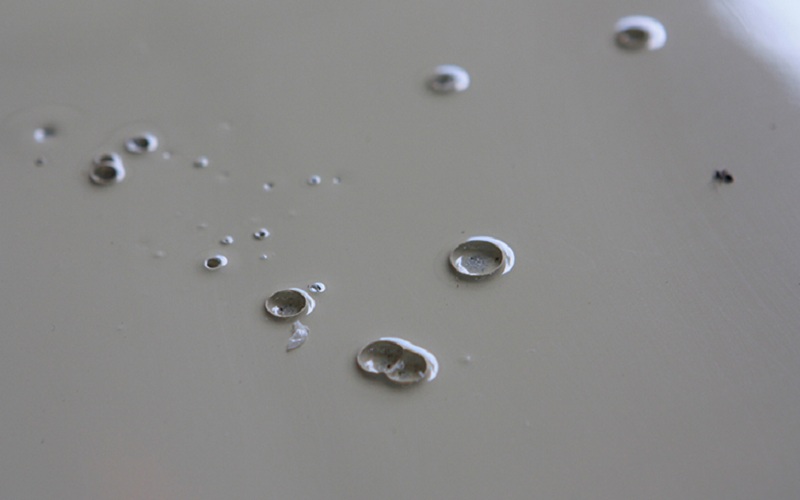Tại sao sơn sàn Epoxy bị bong bóng?