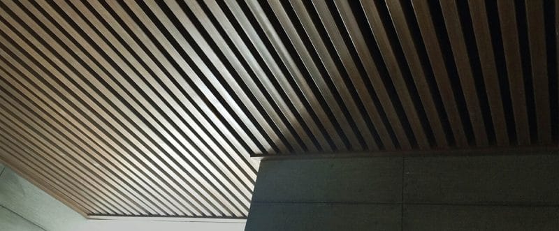 Sự kết hợp màu sơn của trần giả và ý tưởng thiết kế