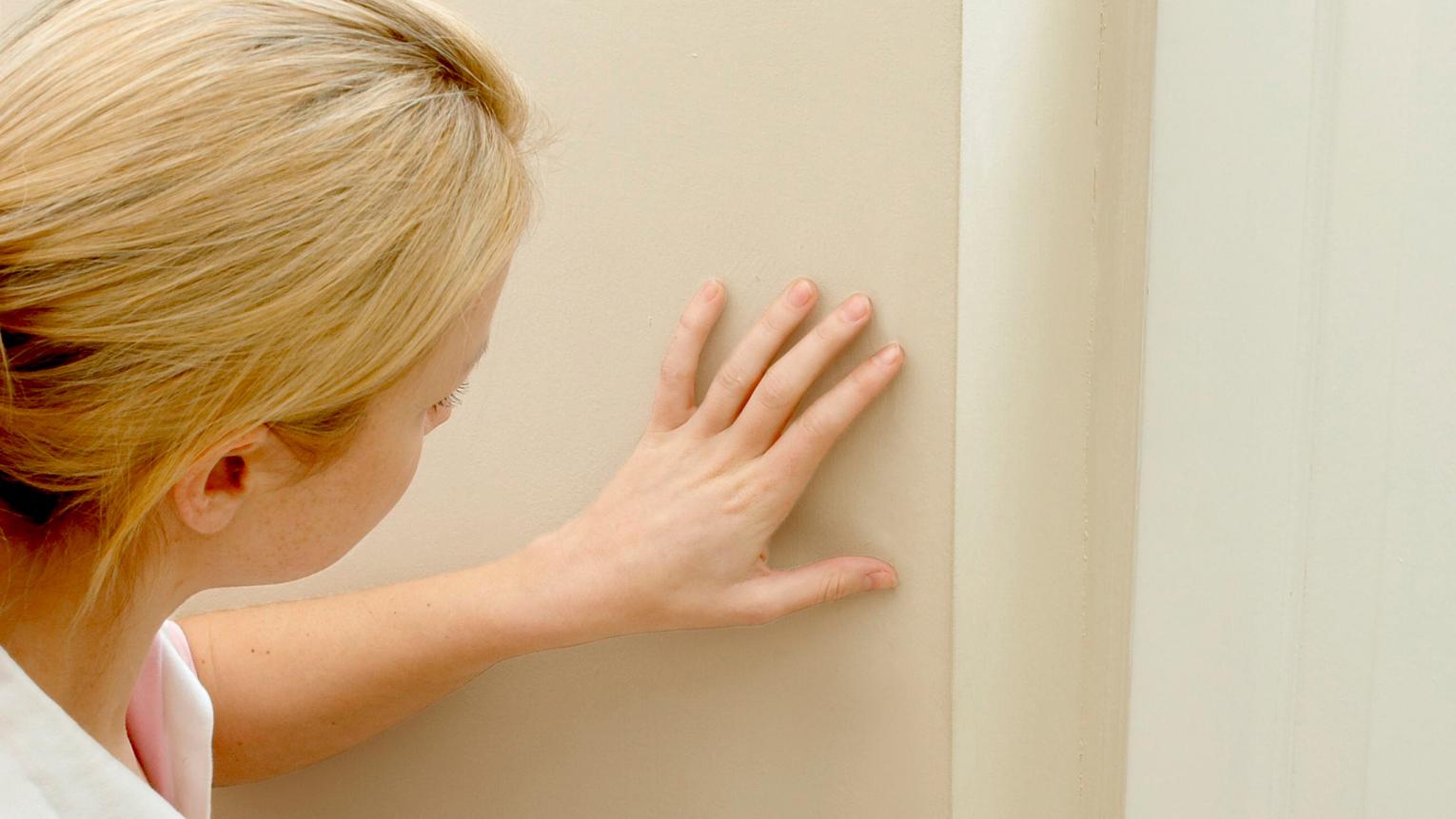 Sơn tường bị lỗ kim