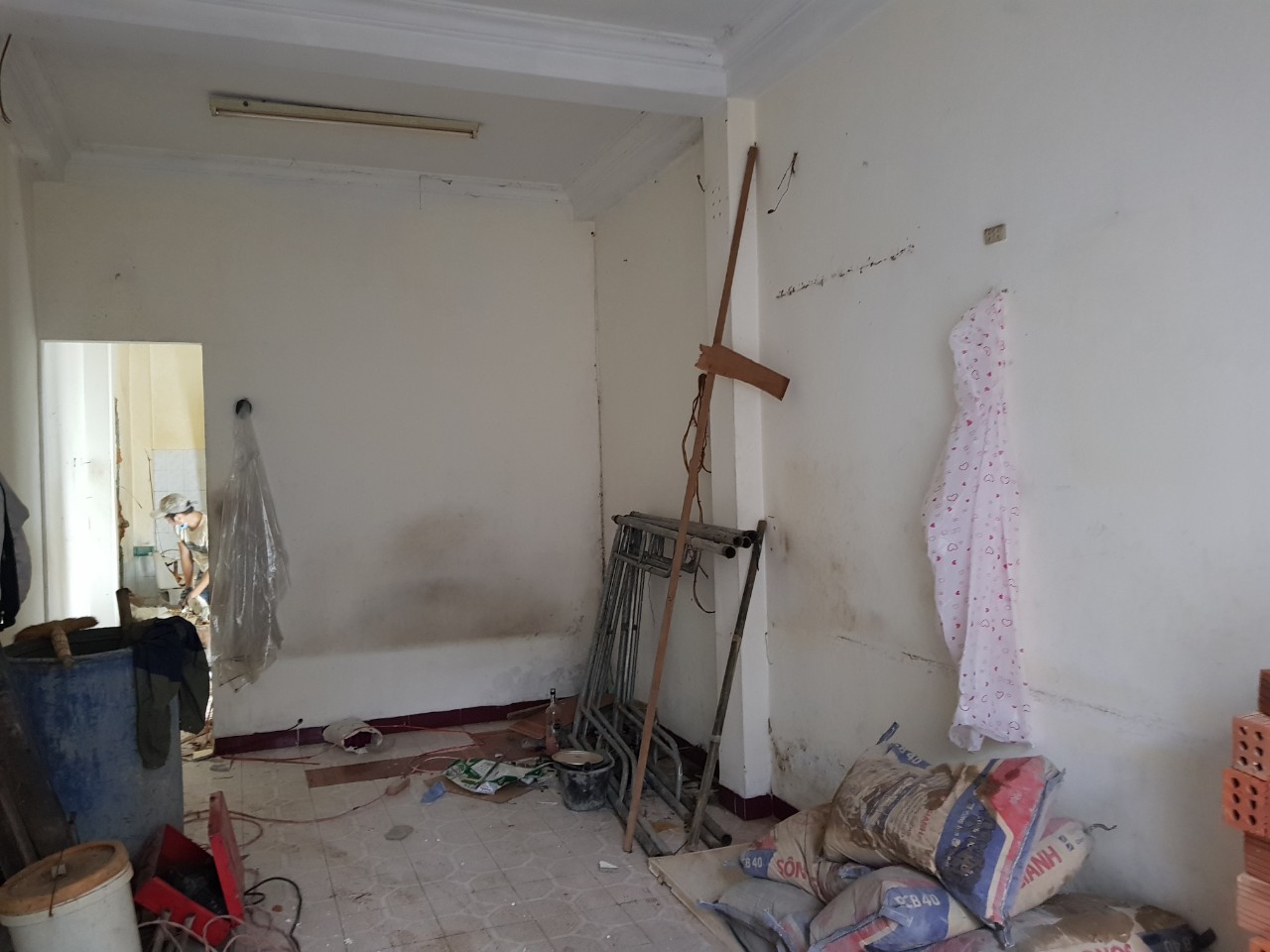 Sơn nhà trong quá trình cải tạo
